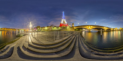 La Tour Eiffel aux couleurs du drapeau français