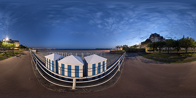 Cabanes de plage devant l'Hermitage